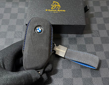 Load image into Gallery viewer, BMW X5 X6 X7 M60i Alcantara Car Key Case M60i Keychain Set For G05 G06 G07 LCI Model Luxury Edition
