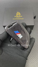 Load and play video in Gallery viewer, Luxury Carbon Fiber Keyring Key Fob Cover Pack Fit For BMW X3 X4 X5 X6 X7 3 5 6 7 Series M3 M4 M5 M8 X3M X4M X5M X6M Models Custom Made Exclusive Gift
