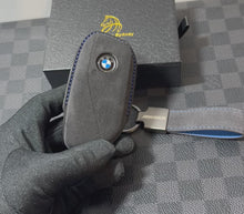 Load and play video in Gallery viewer, BMW X5 X6 X7 M60i Alcantara Car Key Case M60i Keychain Set For G05 G06 G07 LCI Model Luxury Edition
